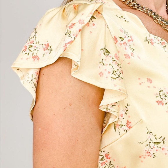 NWT Short Tulip Sleeve Floral Print V-Neck Satin Top 1X Yellow - Picture 4 of 13